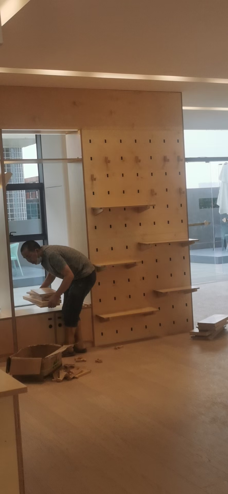 成都绕城东服务区图书馆木制展示墙安装现场